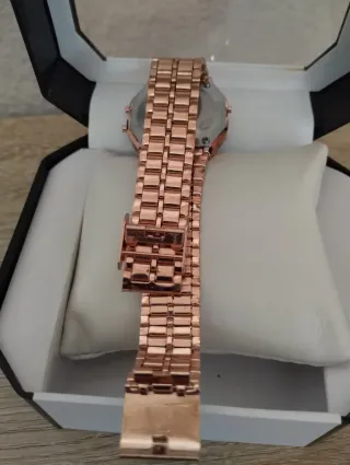 Reloj Digital Dorado