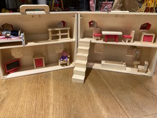 Casa di bambole in legno e famiglia di bambole Goki