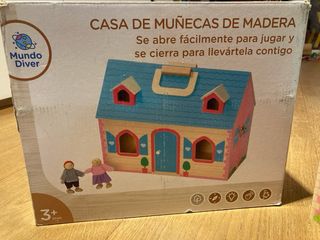 Casa di bambole in legno e famiglia di bambole Goki