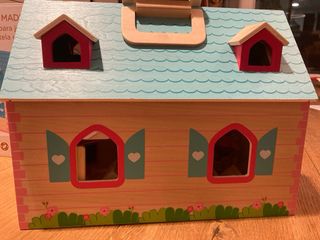 Casa di bambole in legno e famiglia di bambole Goki