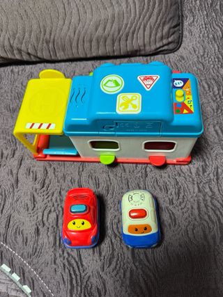 Garaje de juguete con 2 coches