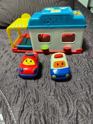 Garaje de juguete con 2 coches