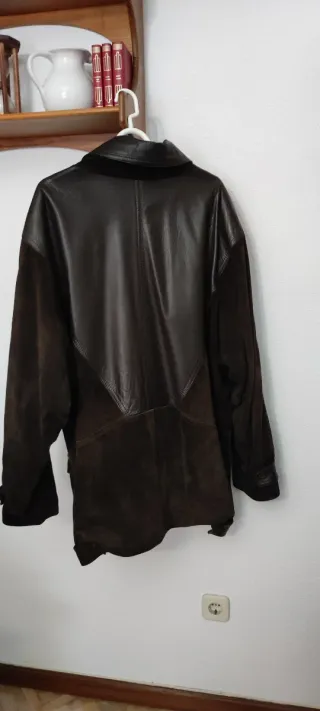 Chaquetón de piel vuelta y cuero marrón.