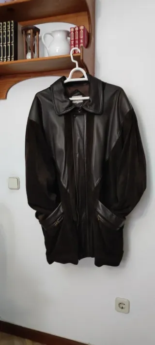 Chaquetón de piel vuelta y cuero marrón.