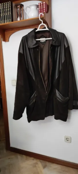 Chaquetón de piel vuelta y cuero marrón.