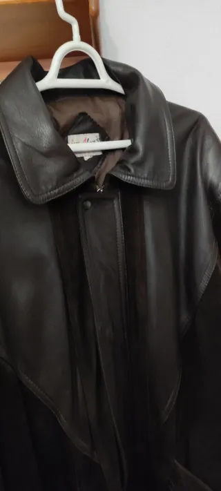 Chaquetón de piel vuelta y cuero marrón.