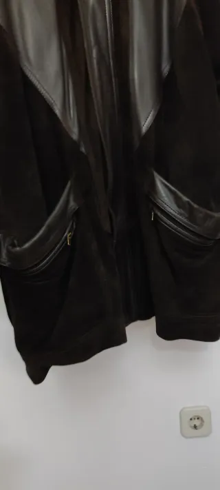 Chaquetón de piel vuelta y cuero marrón.