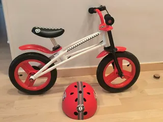 Bici sin pedales y casco infantil
