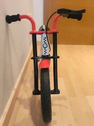 Bici sin pedales y casco infantil