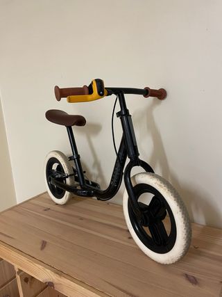 Bici sin pedales negra y marrón Decathlon