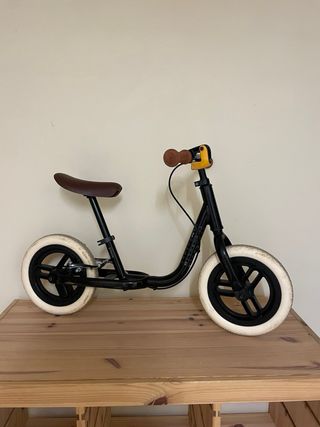 Bici sin pedales negra y marrón Decathlon