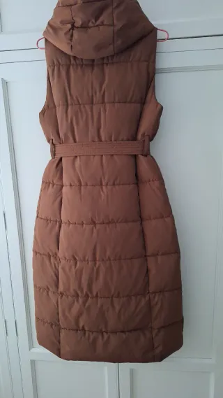 Parka larga sin mangas marrón