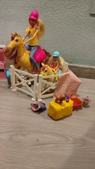 Barbie e Chelsie con cavalli e Barbie pasticcera