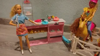 Barbie e Chelsie con cavalli e Barbie pasticcera