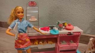 Barbie e Chelsie con cavalli e Barbie pasticcera