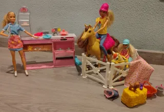 Barbie e Chelsie con cavalli e Barbie pasticcera