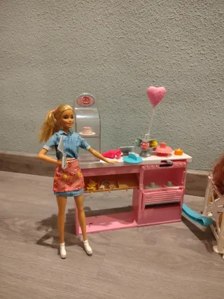 Barbie e Chelsie con cavalli e Barbie pasticcera