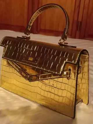 Bolso de mano dorado efecto piel cocodrilo
