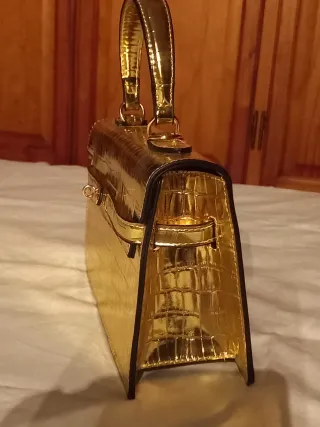 Bolso de mano dorado efecto piel cocodrilo