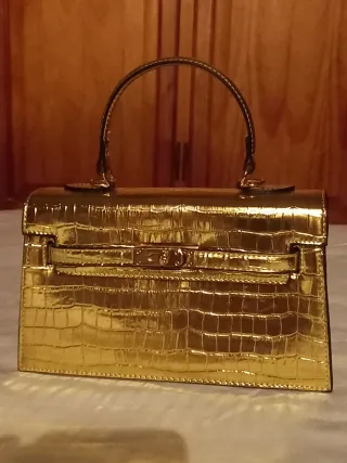 Bolso de mano dorado efecto piel cocodrilo