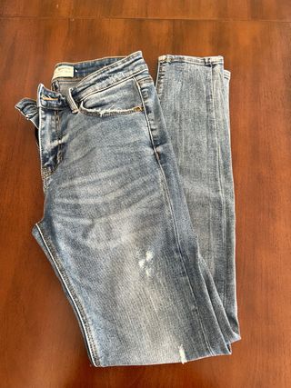 Pantalón vaquero azul Stradivarius T.36