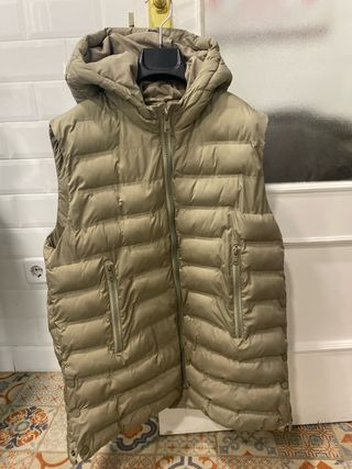 Chaleco acolchado con capucha beige