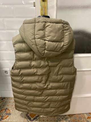 Chaleco acolchado con capucha beige