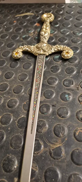 Espada decorativa con detalles dorados