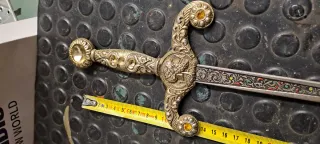 Espada decorativa con detalles dorados