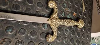 Espada decorativa con detalles dorados