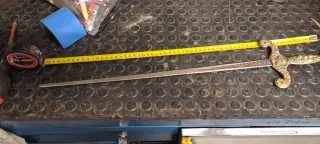 Espada decorativa con detalles dorados