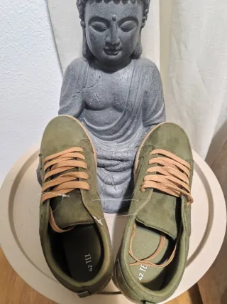 Zapatillas verdes con cordones marrones