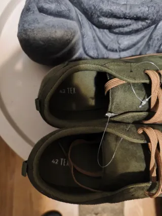 Zapatillas verdes con cordones marrones