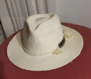 Sombrero beige con detalle plateado