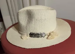 Sombrero beige con detalle plateado