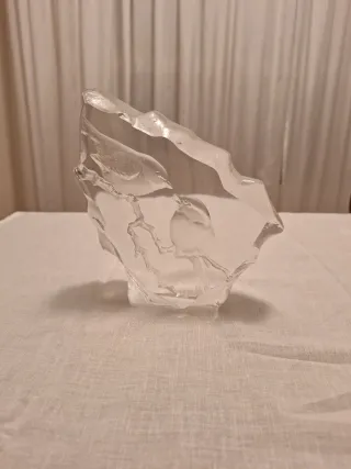 Scultura in cristallo con uccelli