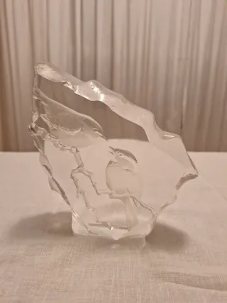 Scultura in cristallo con uccelli