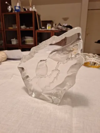 Scultura in cristallo con uccelli