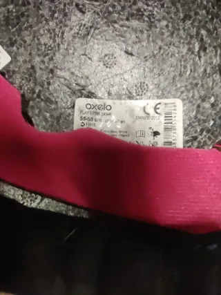 Casco y protecciones rosas para patinar