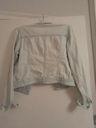 Chaqueta vaquera clara de verano.