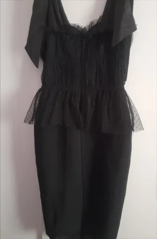 Vestido negro ajustado con volantes