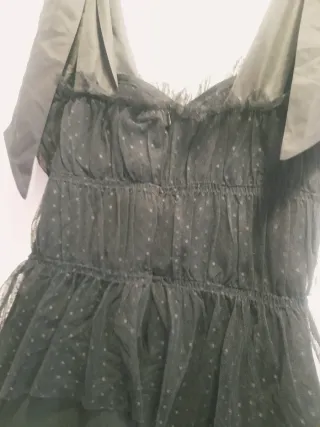 Vestido negro ajustado con volantes