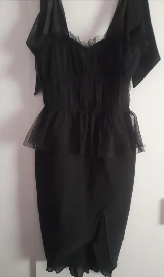 Vestido negro ajustado con volantes