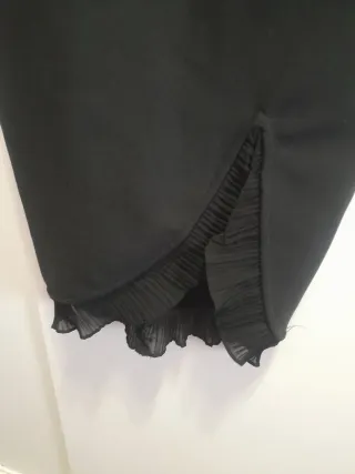 Vestido negro ajustado con volantes