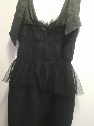 Vestido negro ajustado con volantes