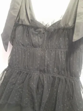 Vestido negro ajustado con volantes