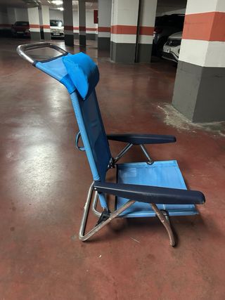 Silla plegable azul y plateada