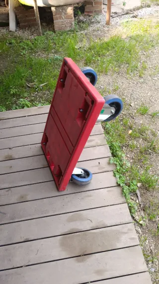 Carro de transporte rojo con ruedas