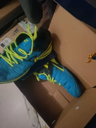 Zapatillas de pádel azules y amarillas