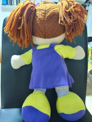 Muñeca de trapo con vestido violeta y amarillo